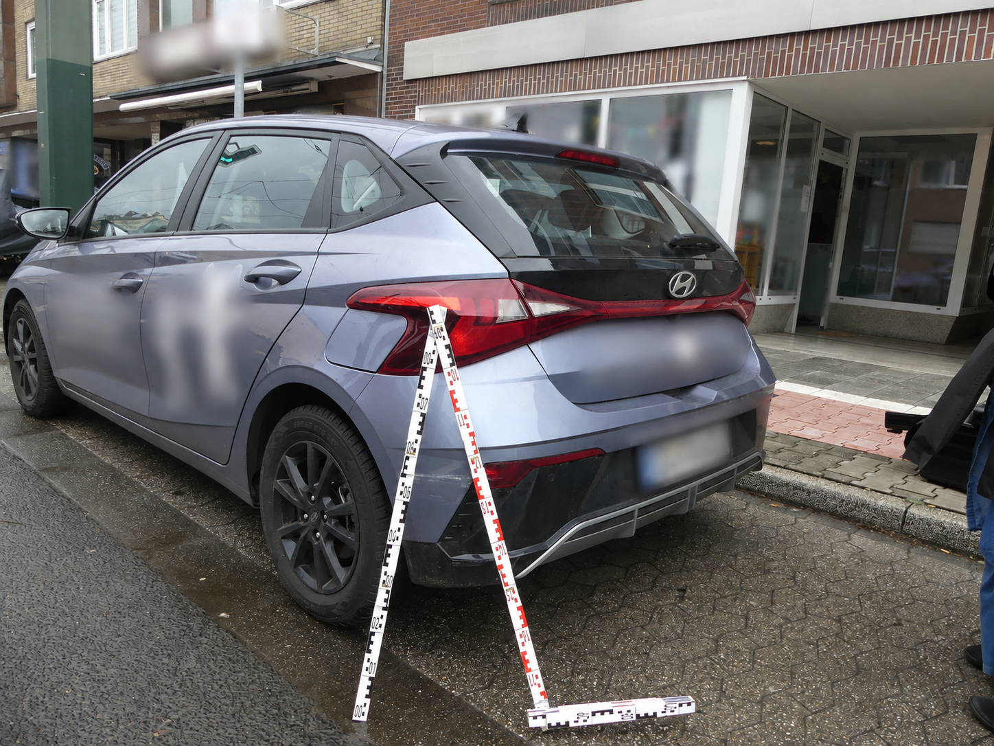 Hyundai i20 mit Heckschaden – professionelle Schadensaufnahme mit Maßstab vor Ort in Düsseldorf